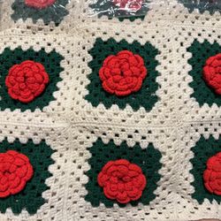 King Comforter Or Queen Bedspread. Crocheted Red Roses