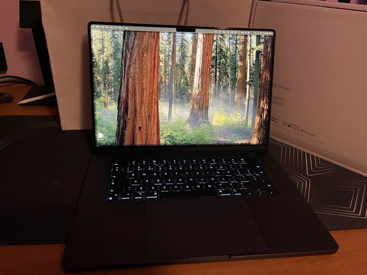 MacBook Pro 16-inch M4 Max 32-Core GPU 14-Core CPU 36gb ram 1tb ssd