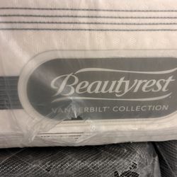King Mattress BeautyRest Simmons Pillow Top ( On Sale!!)