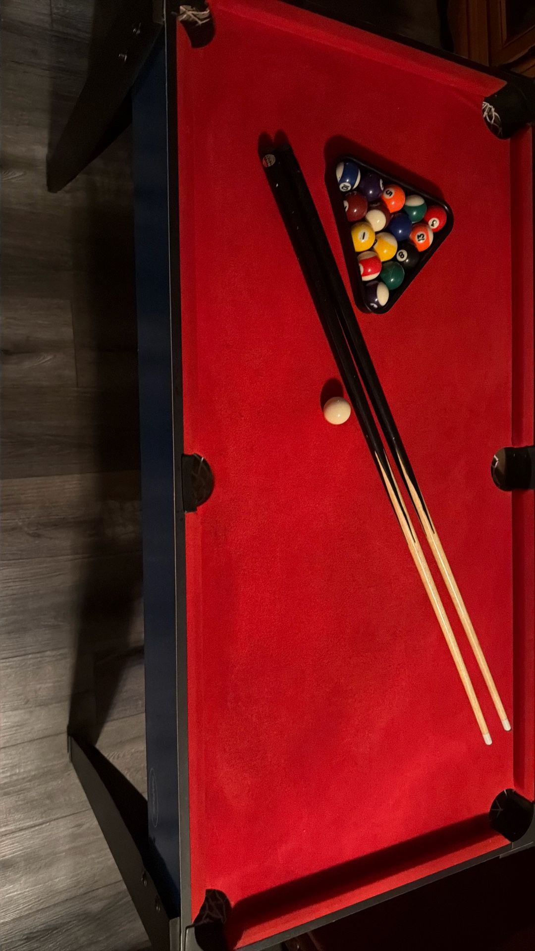 Mini pool table
