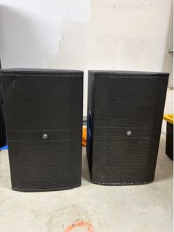 2 Mackie drm215
