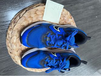 Nike Cosmic Runner – Youth Size 5.5Y – Great Condition