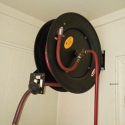 Air Hose On Retractable Roller For Shop