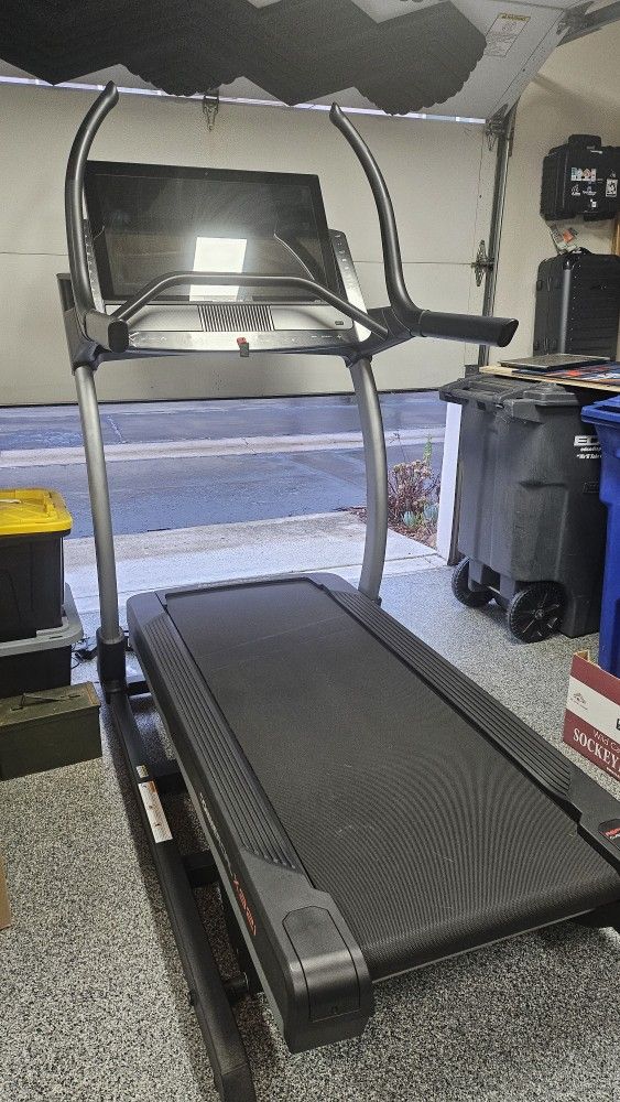Treadmill (good condition) NORDIC TRACK X32i
