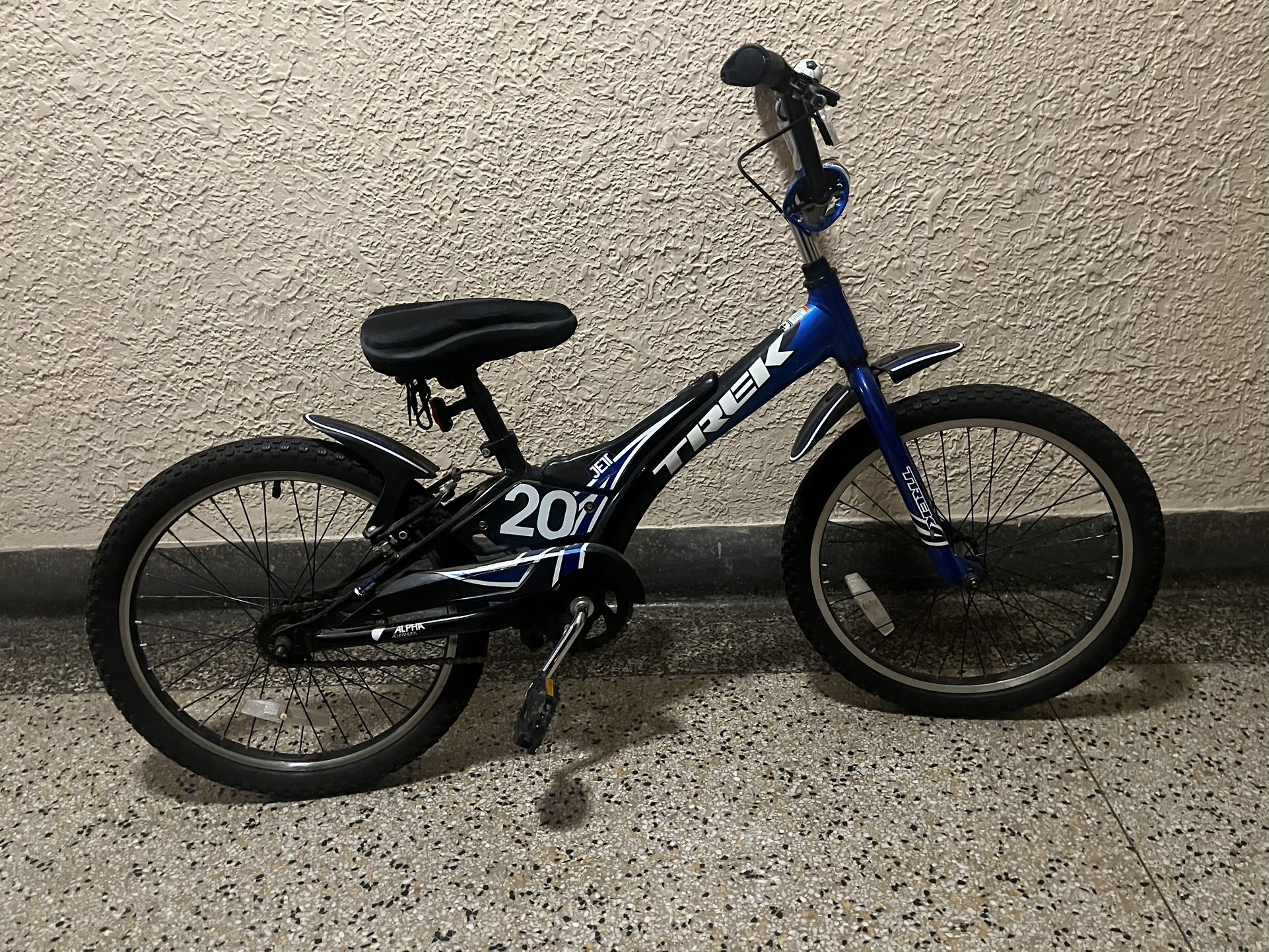 Trek Jet 20 Wheel 20 S Wheel diameter: 20in Frame Material: Steel kids teens 20" Dialed frame size, metallic blue and black, 20 inch wheels