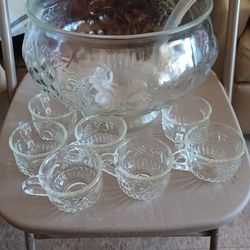 VINTAGE PUNCH BOWL GLASS WITH 7 CUPS, EXCELLENT CONDITION ONLY PICK UP 