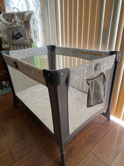 Graco Pack & Play w/Lilian & Gema Foldable Mattress