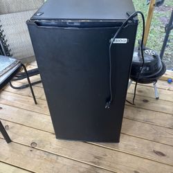 Igloo Mini Fridge 