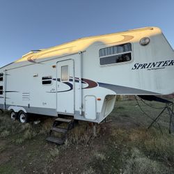 Fifth Wheel Trailer 