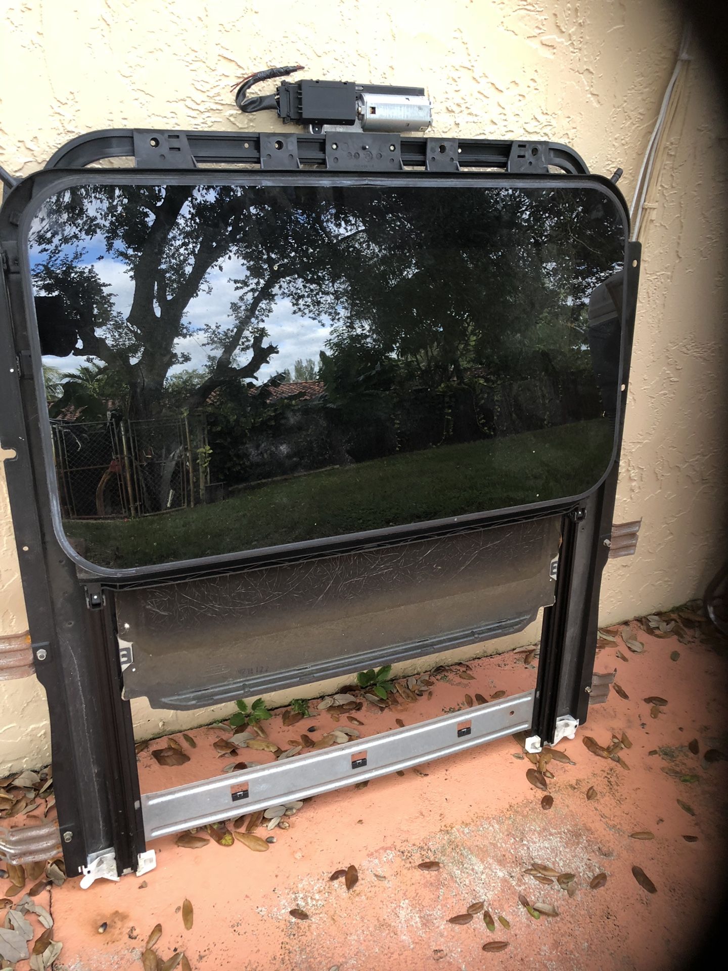 2003/2006 Infiniti g35 sedan sunroof