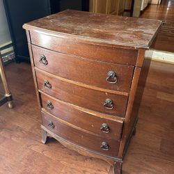 Dresser With Jewelry Storage 