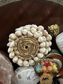 Four vintage shell coasters