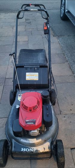 HONDA HRC216 COMERCIAL SELF PROPELLED LAWN MOWER.