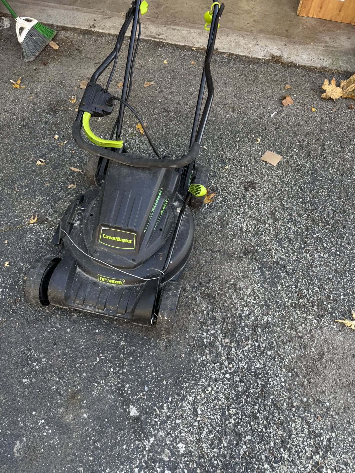 Electric lawn mower