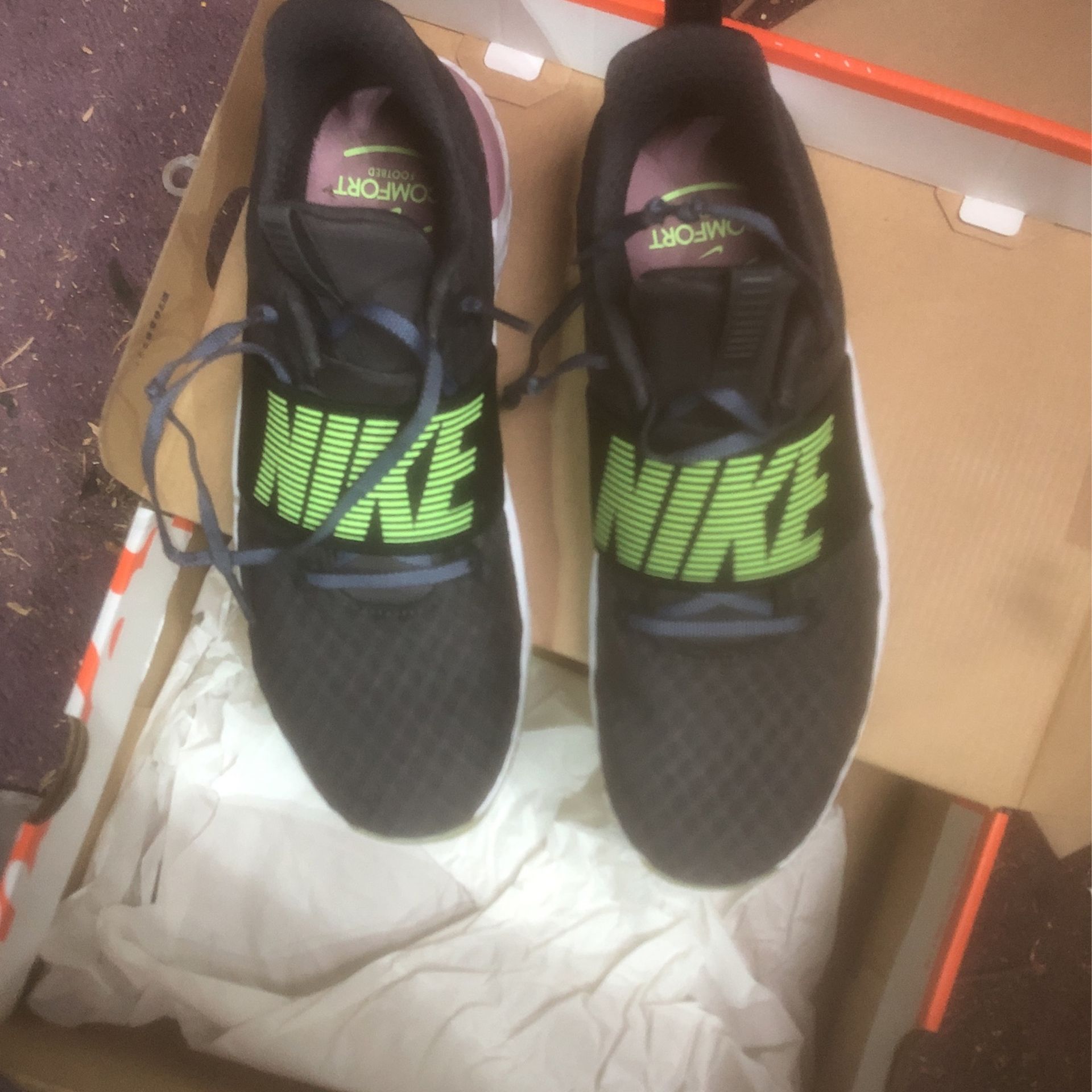 New Nike Woman’s Shoes Size 7.5