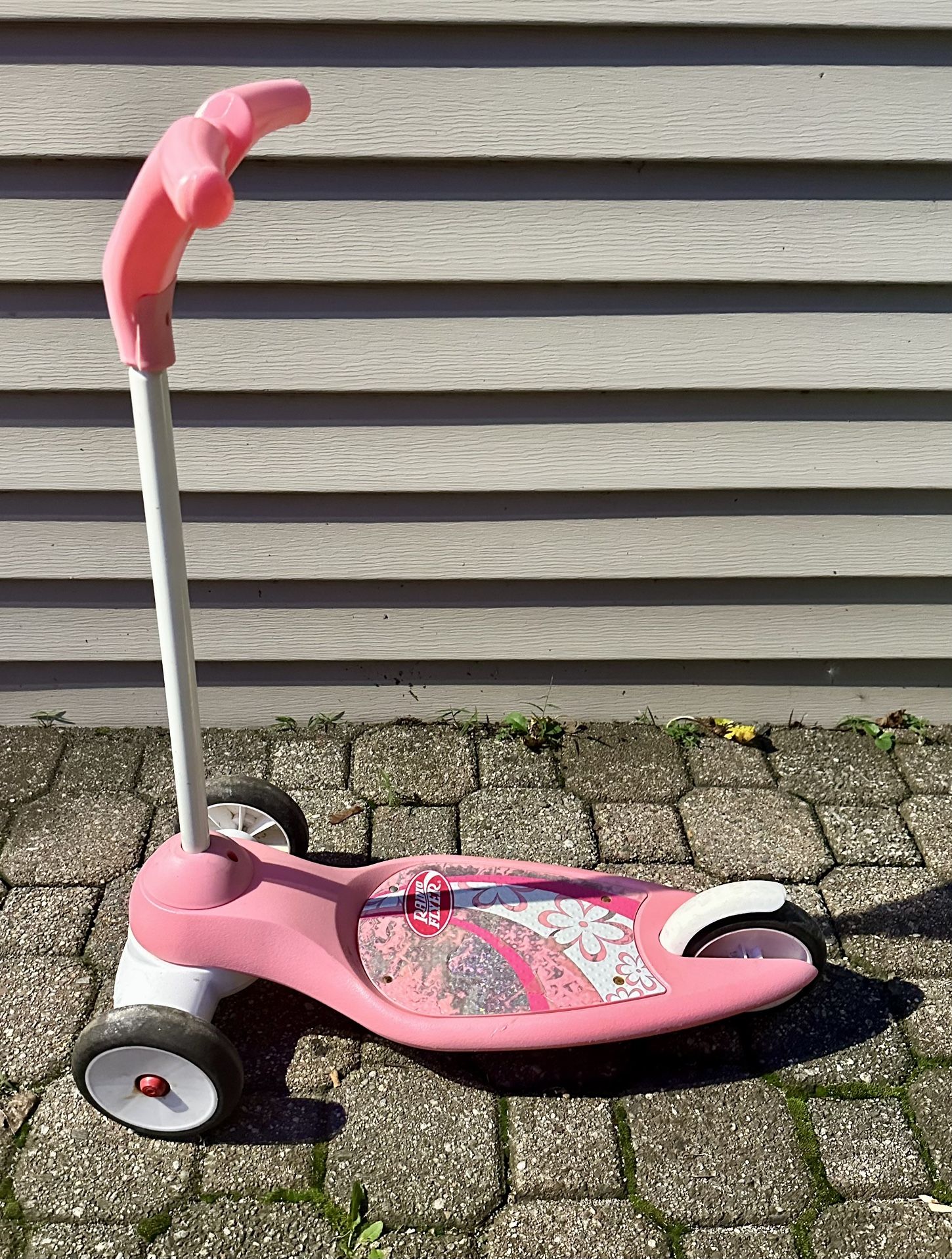 Radio Flyer Lean ‘N Glide Pink Scooter – 3-Wheel Kids Scooter