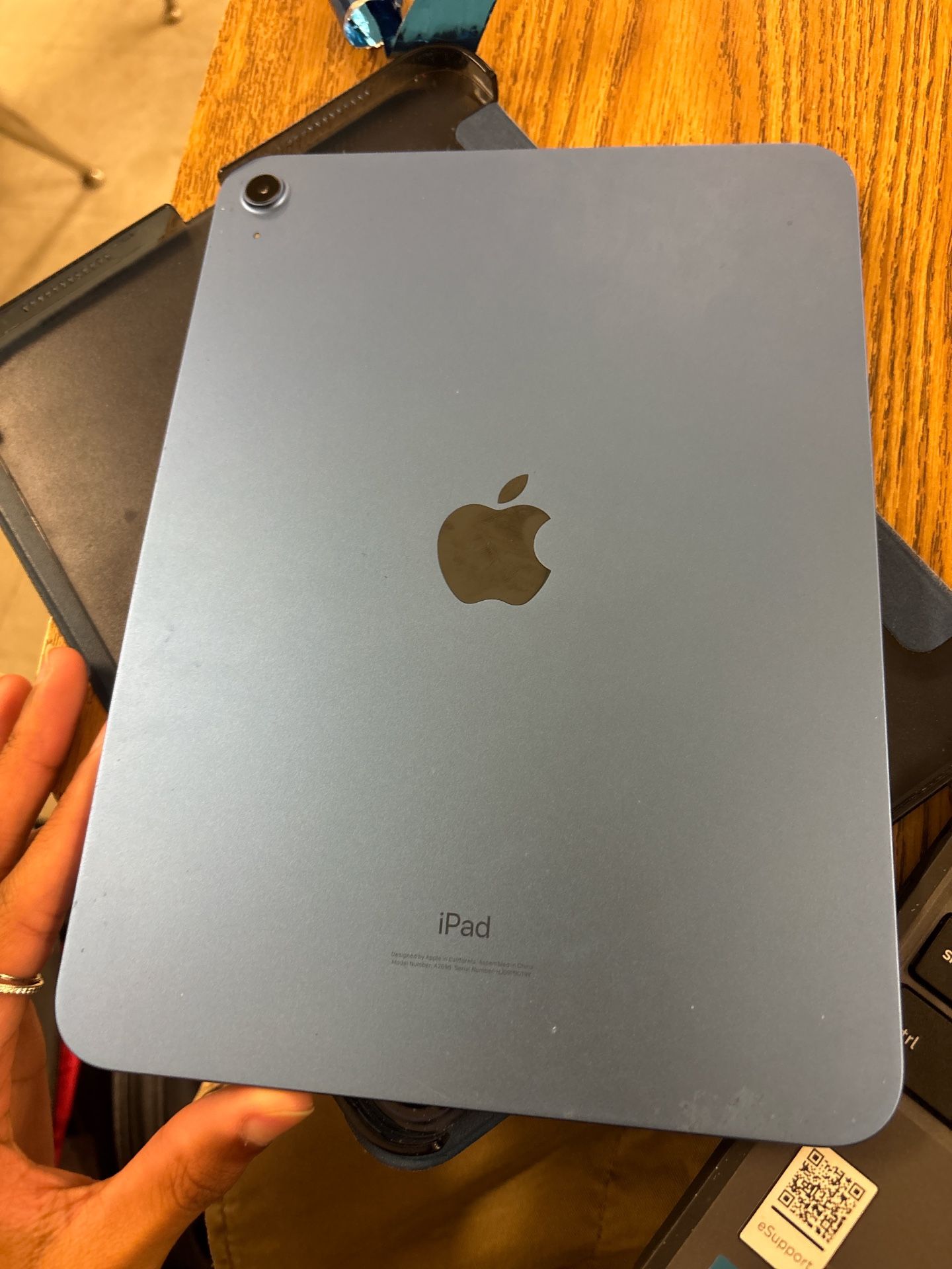 IPAD 10th generation comes w case and apple pencil