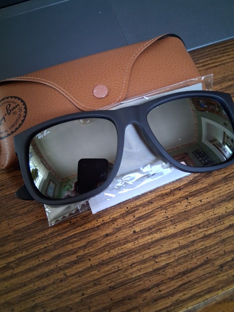 RAY BAN JUSTINS BLACK FRAME WITH SILVER MIRROR LENSES.