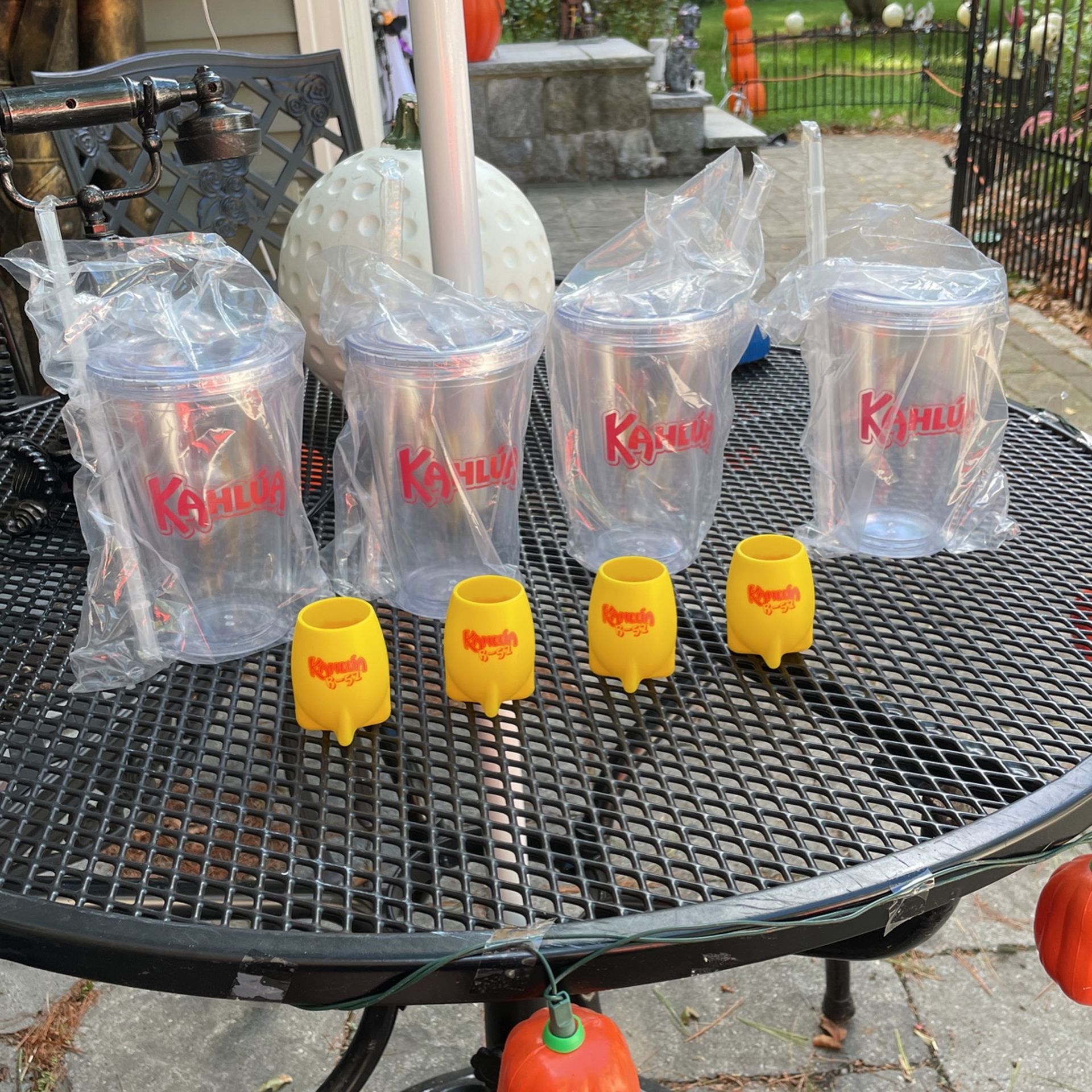 New: 4 Large Plastic Kahlua Travel Mugs with Covers And Straws Also 4 New Kahlua Yellow Plastic Shot Glasses
