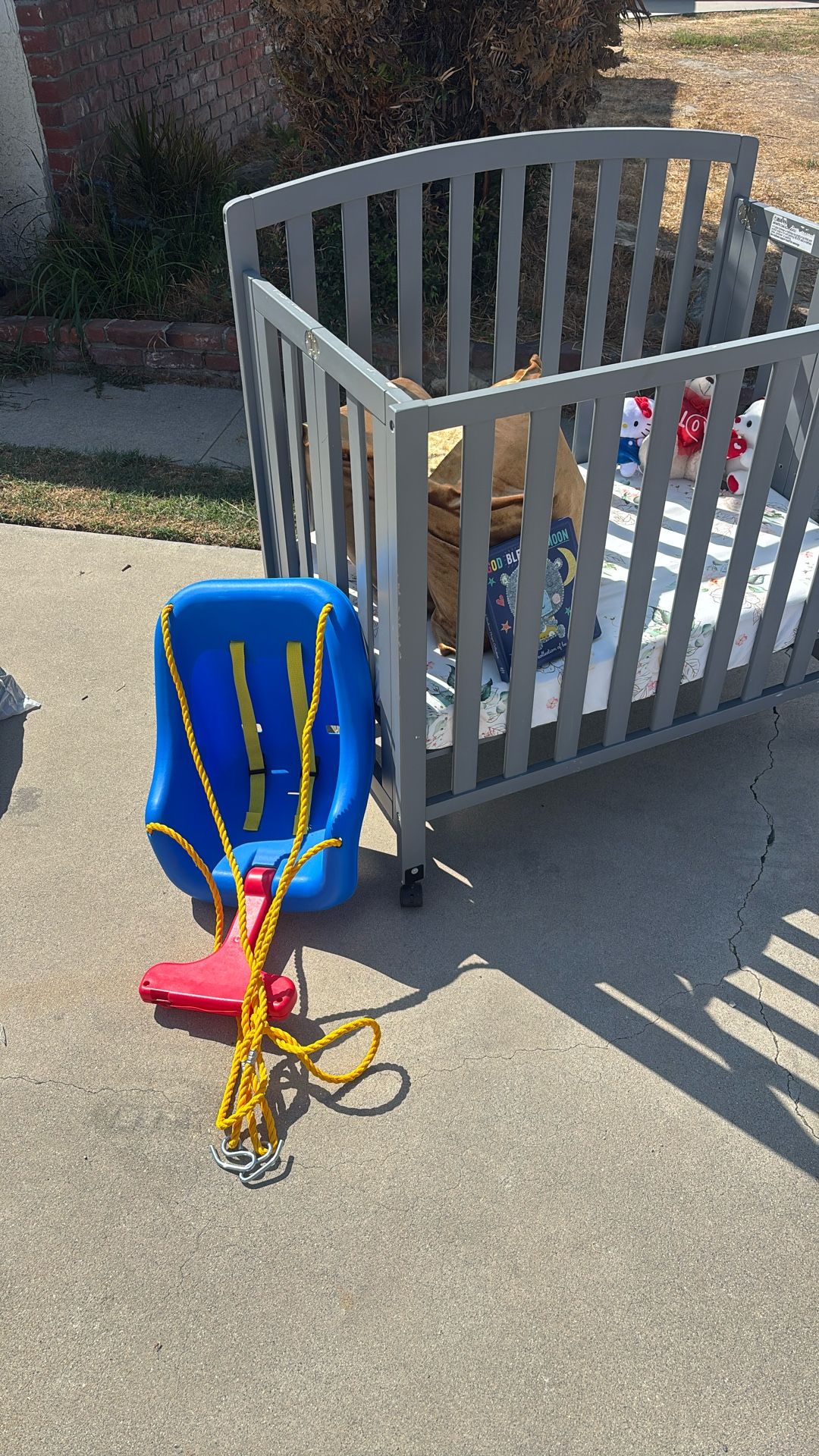 Free Crib And Pillows