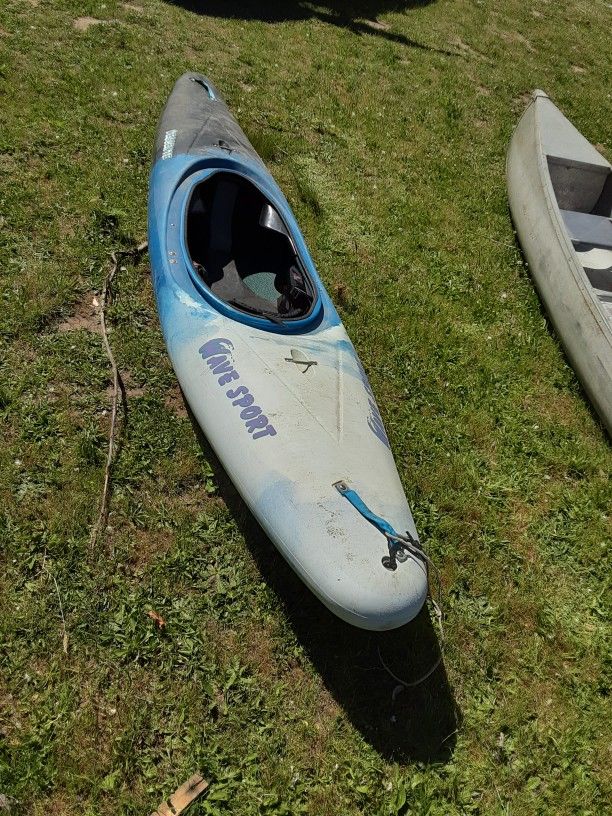 Photo Descent Whitewater Kayak