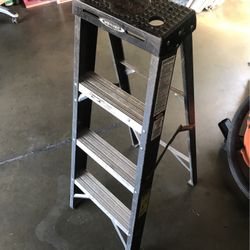 4ft Ladder 25 Bucks