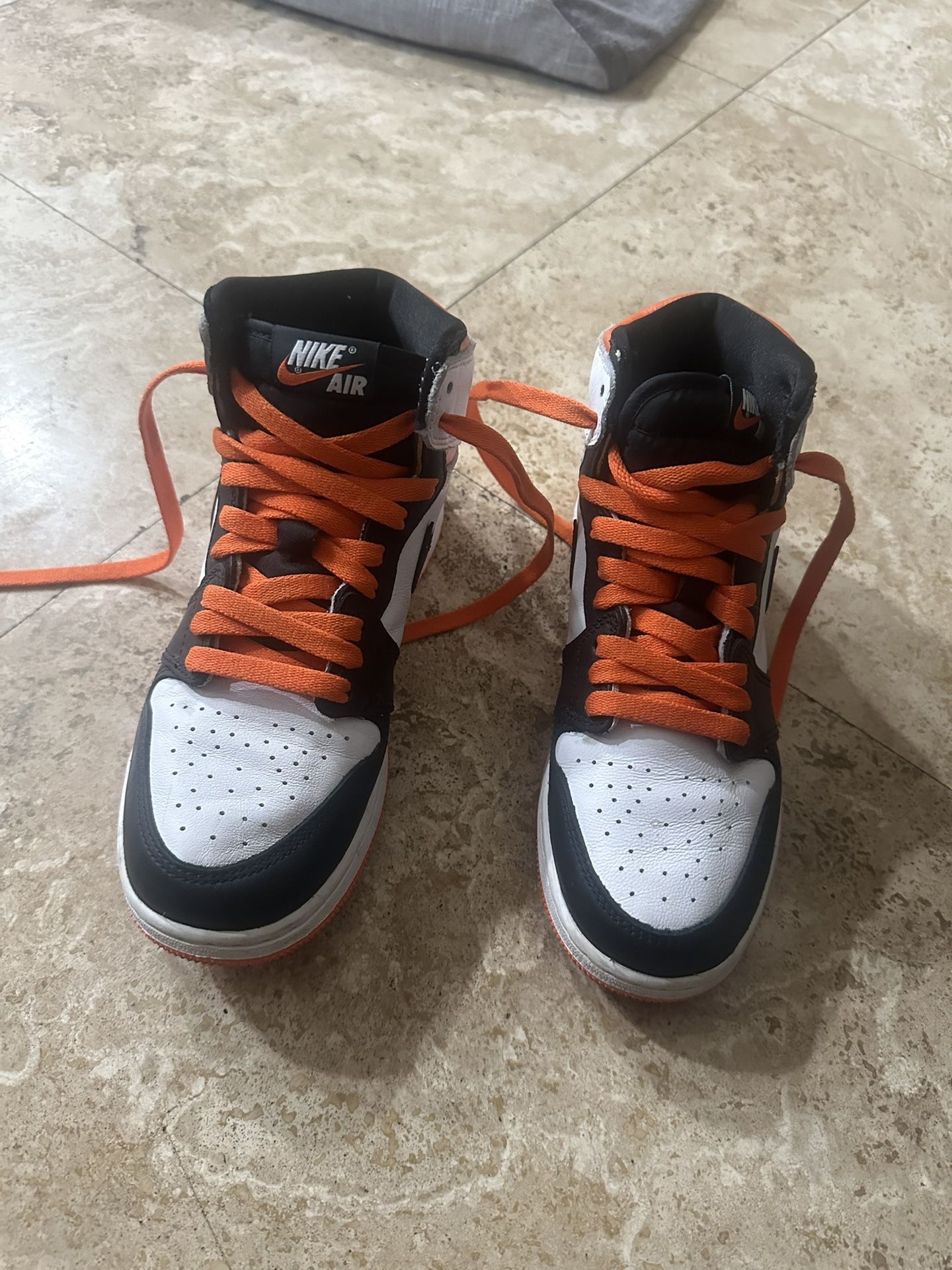 Air Jordan 1 Mid “Shattered Backboard”