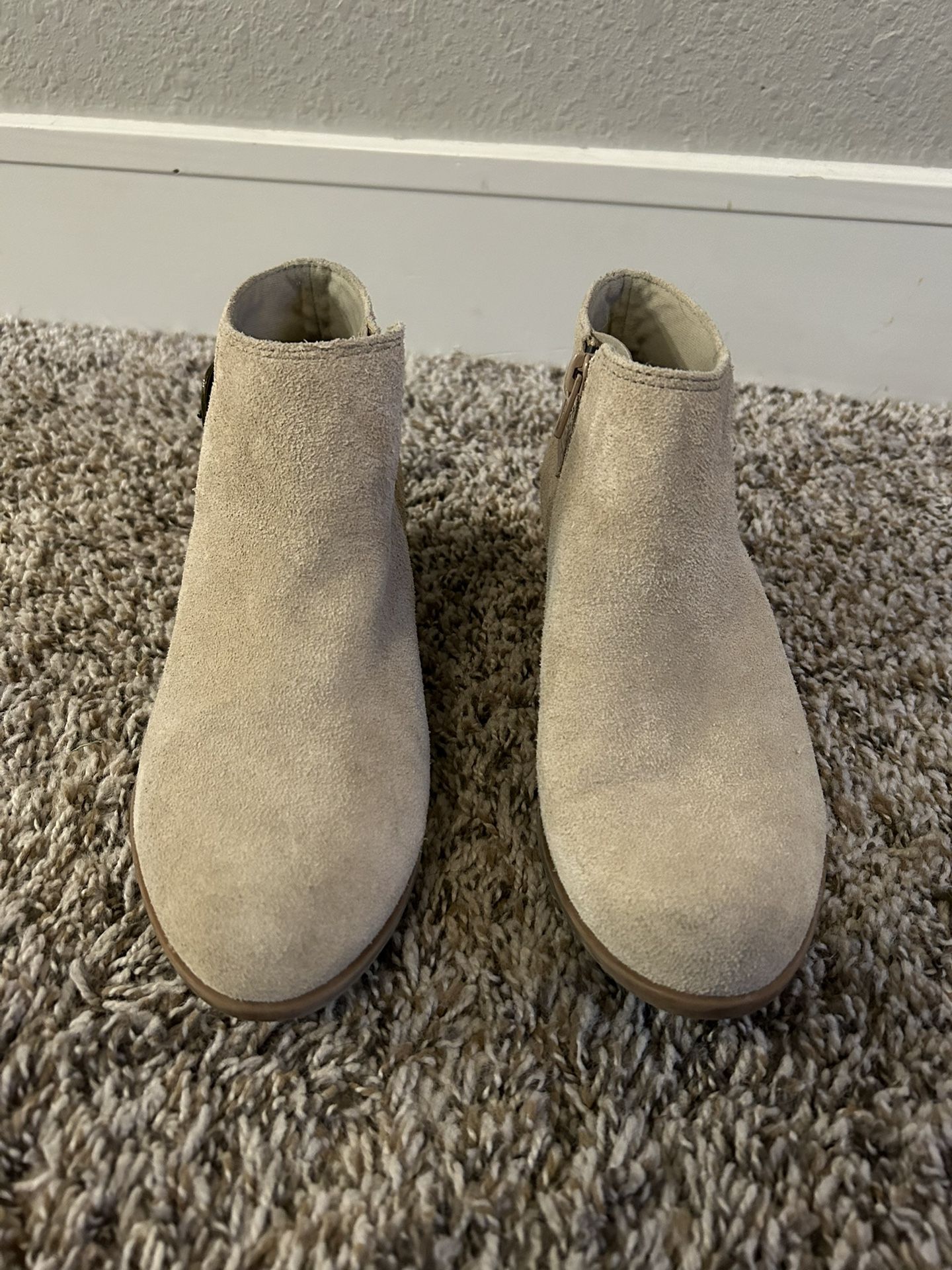 Woman’s tan suede Clarks Collection ankle booties size 6.