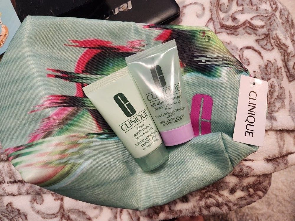 Clinique Make Up Bag With 1 Oz Scrub Cream And 1 Oz Liquid Facial Soap