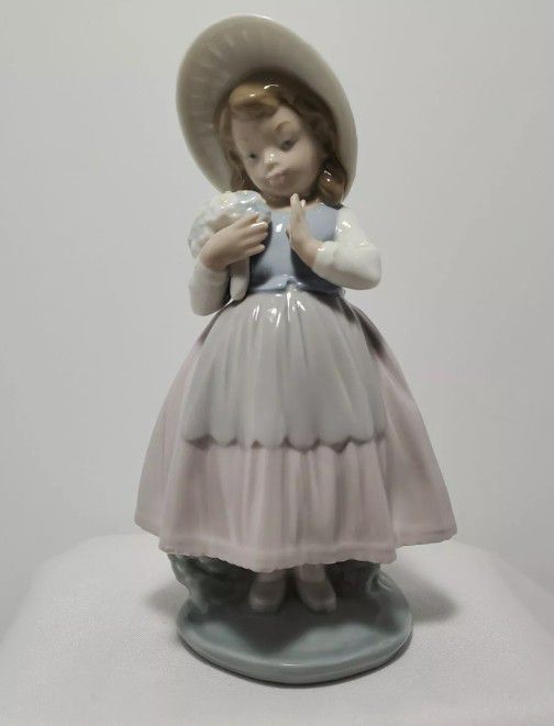 Nao by Lladro figurine -Vintage - 1982 Girl With Flowers - Made in Spain