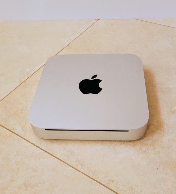 Apple Mac mini Computer w/MacOS High Sierra , SSD Hard Drive ( Solid State) , HDMI, DP- Great Condition.
