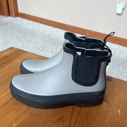 Women’s Short Grey/Black Rain Boots - Size 8
