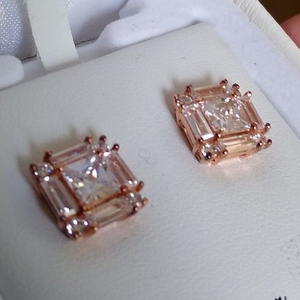 Very Beautiful 🆕 14k 🌹 Rose Gold Diamond 💎 Earrings!