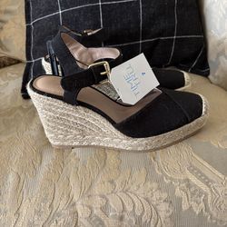 New ladies black sandals size 7 never worn