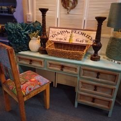 CUTE DESK AT PICKY PINCHERS 3643 5TH AVE N ST PETERSBURG FREE DELIVERY
