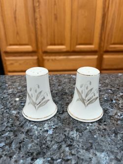 Vintage Kaysons Golden Rhapsody Fine China Porcelain Pair of Salt and Pepper Shakers.  Size approximately 2 1/2 inches tall.  Preowned a little of the