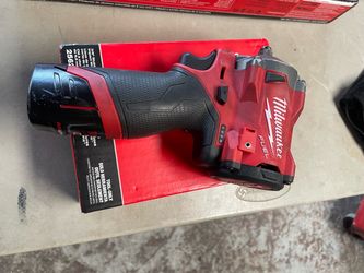 MILWAUKEE STUBBY 3/8 BATTERY INCLUDE