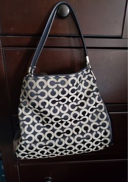 SIGNATURE COACH  PURSE IN GOOD CONDITION