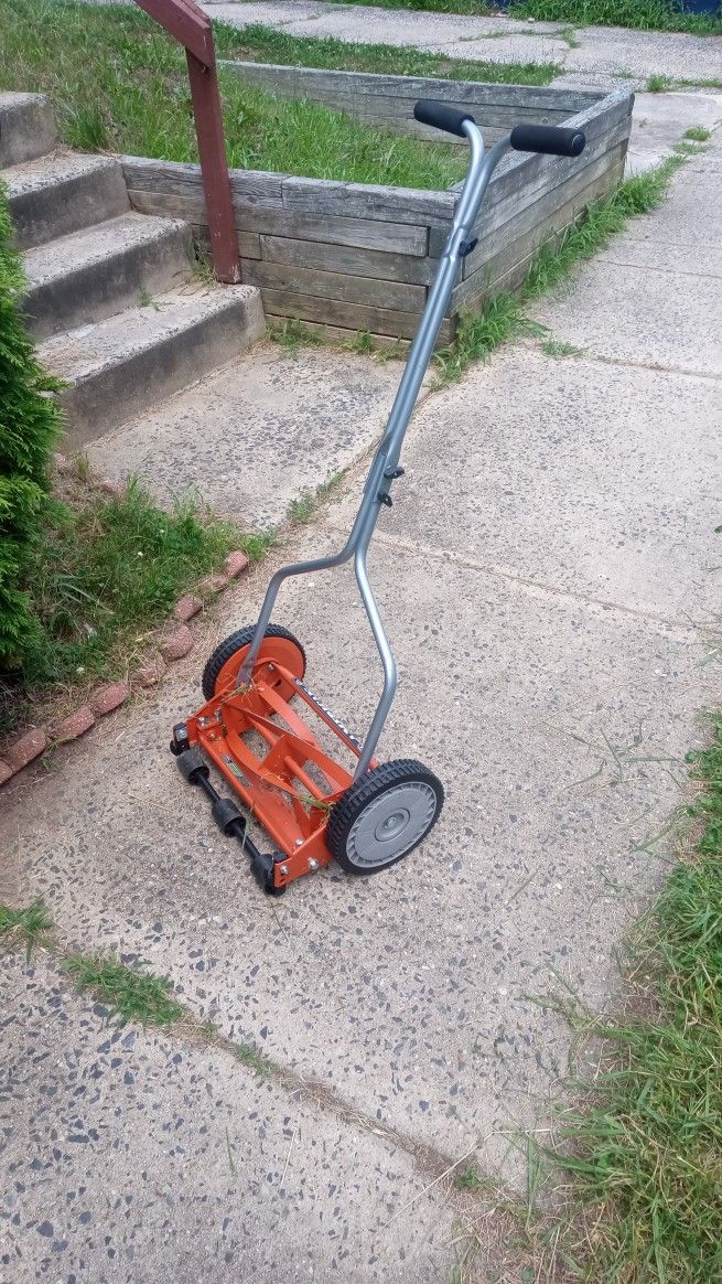 Manual Push Mower In Like New Condition 