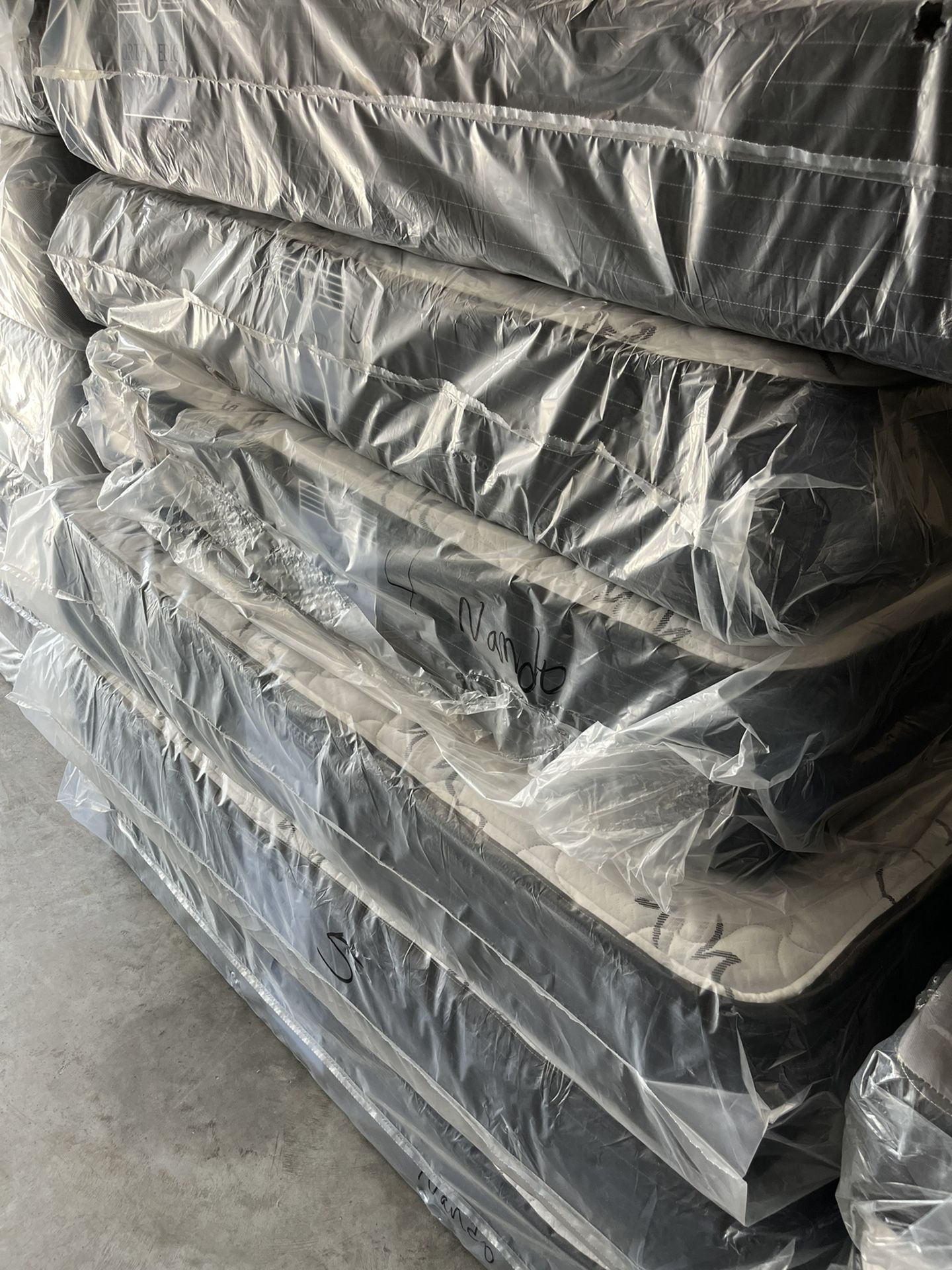 🙌🏼⭐️⭐️TWINFULLQUEEN AND KING MATTRESS STARTING AT $150 A SET BEST PRICE IN TOWN BEST PRICE ON BRAND NEW PLUSH TOP MATTRESS⭐️⭐️🙌🏼