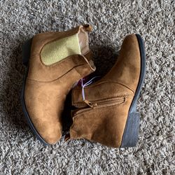 Girl booties size 2