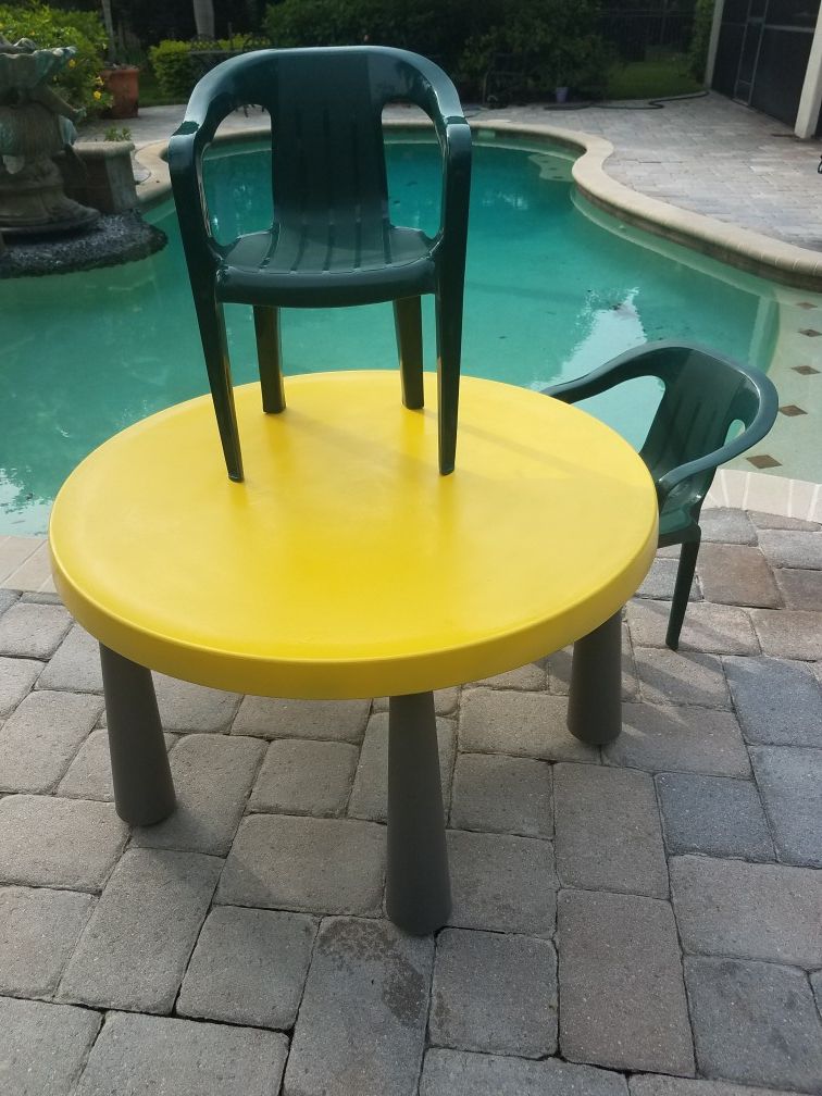 Table "Kids Play Table" 5 Legged Plastic Table with 2 Hunter Green Chairs. Great for inside or outside