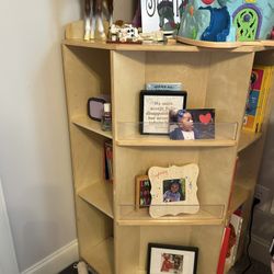 🌟 Wooden Kids’ Bookcase – Gently Used – Great for Books, Toys & More! 🌟