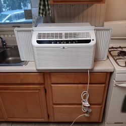 GENERAL ELECTRIC ( 6,200 ) BTU  AIR CONDITIONER WITH  ENERGY STAR IN LIKE BRAND NEW CONDITION NO MOLD 