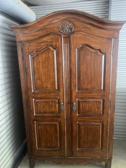 Nice Hutch/Entertainmenter Center