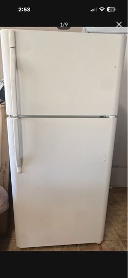 Kenmore Refrigerator. Works good plugged in nice and clean
