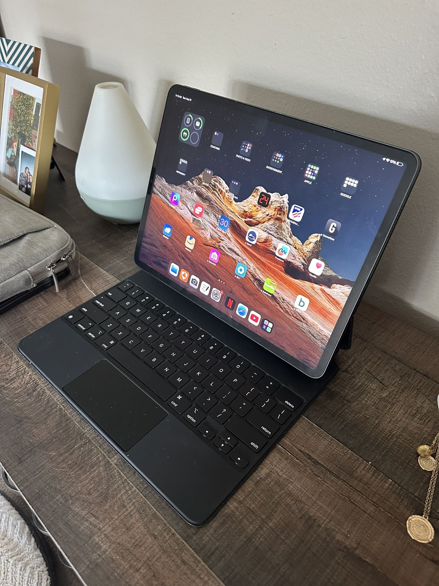iPad Pro 12.9”w/ Magic Keyboard (5th Gen) - 512 GBs 