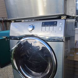 Free Electric Dryer w/pedestal 