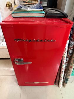 Frigidaire Retro Mini Refrigerator 3.2 Cu. Ft. – Red