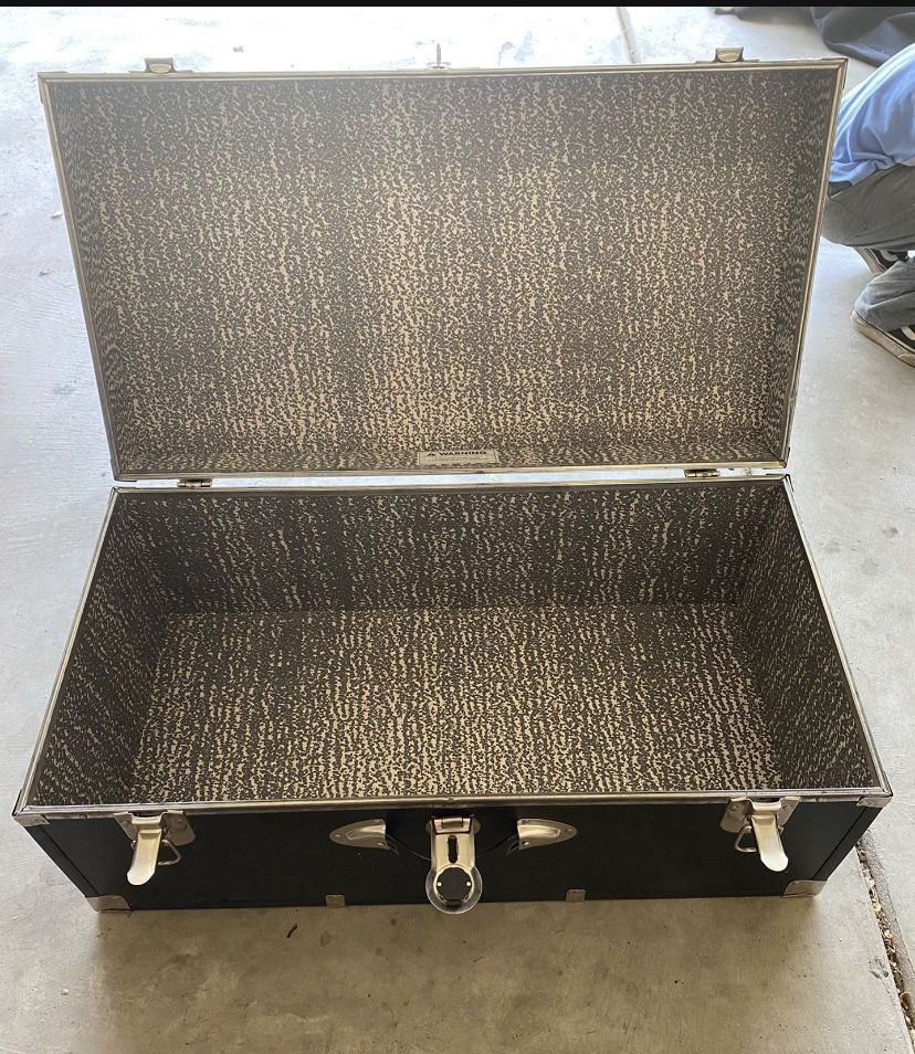 STORAGE TRUNK W/LOCK